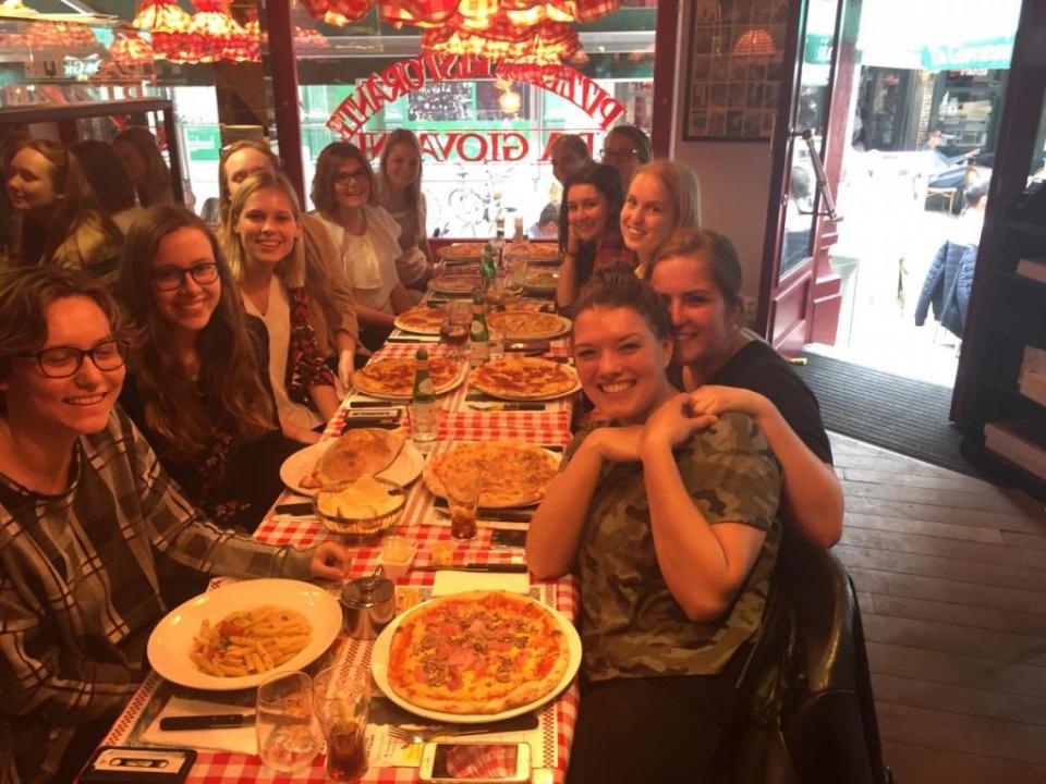 Combi-studenten samen op restaurant