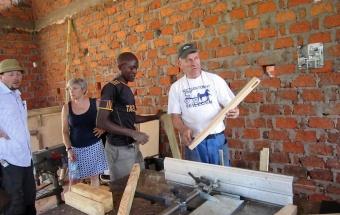 AP schenkt houtzaagmachine aan ontwikkelingsproject