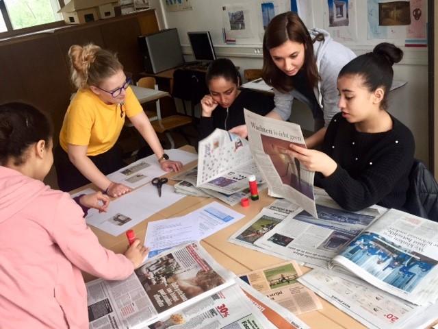 Nederlandse studenten geven les over kranten