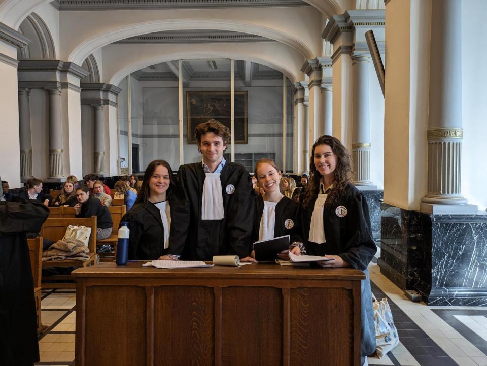 Enya, Bjarne, Yntske en Laure in toga in het Hof van Beroep te Gent