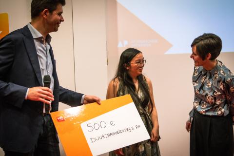 Overhandiging duurzaamheidsprijs aan winnaar Chen Vandeput met links Departementshoofd Wim Lauwers en rechts GDM-opleidingshoofd Esthel Vermeulen